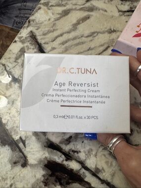 Farmasi Age Reversist Instant Perfecting Cream White and Rose Gold Packaging